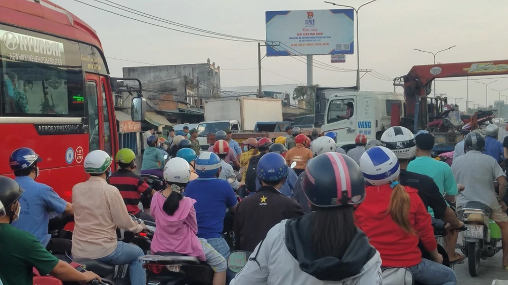 Băng qua Quốc lộ 1, người phụ nữ bị xe đầu kéo cuốn vào gầm xe-dau-keo-cuon-nguoi-vao-gam-quoc-lo-1