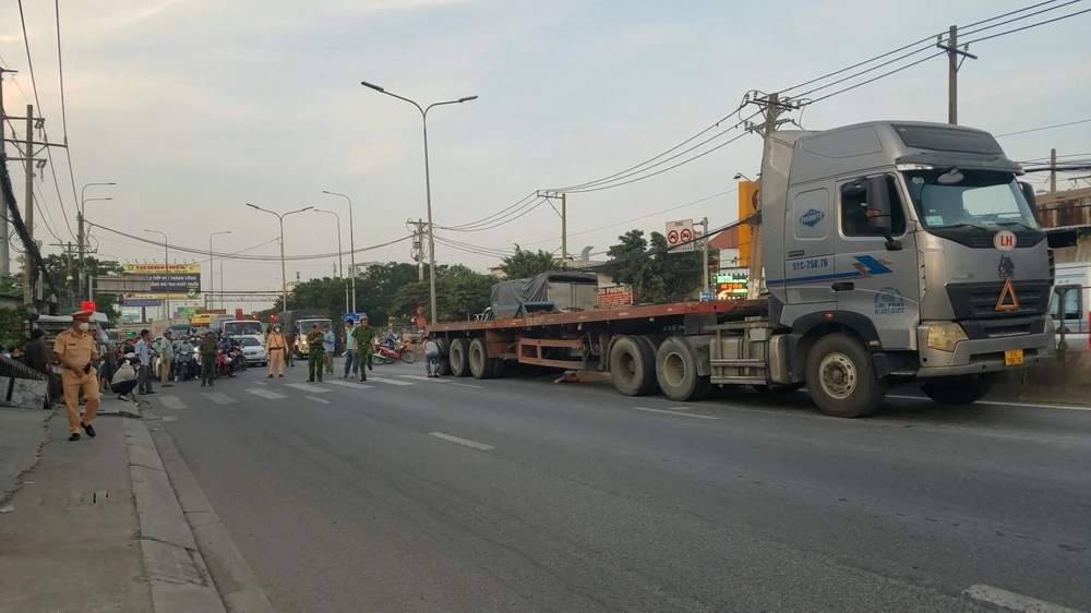 Băng qua Quốc lộ 1, người phụ nữ bị xe đầu kéo cuốn vào gầm xe-dau-keo-cuon-nguoi-vao-gam-quoc-lo-1