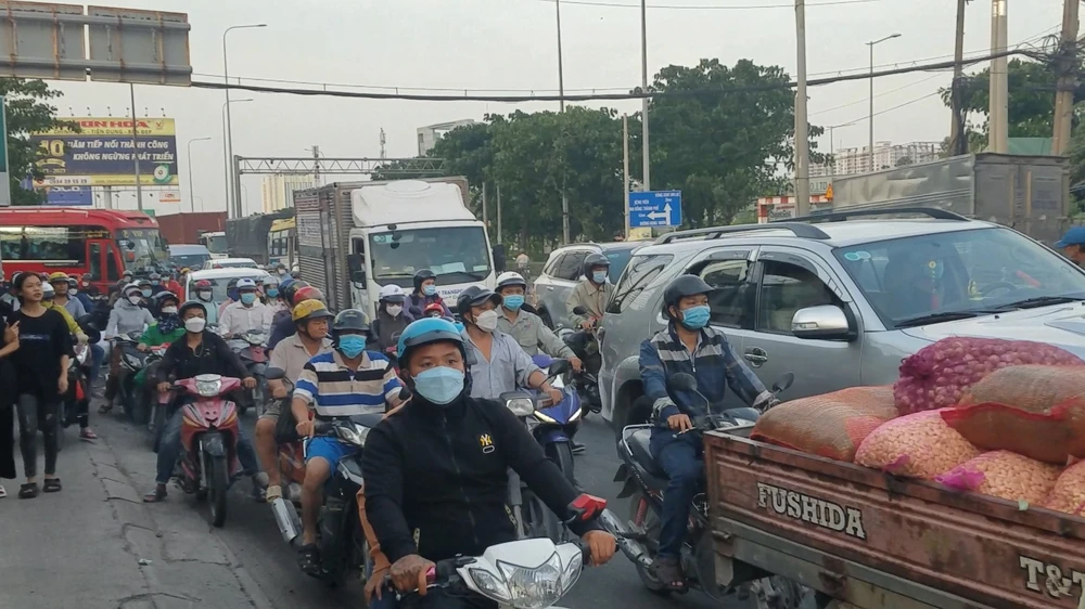 Băng qua Quốc lộ 1, người phụ nữ bị xe đầu kéo cuốn vào gầm xe-dau-keo-cuon-nguoi-vao-gam-quoc-lo-1