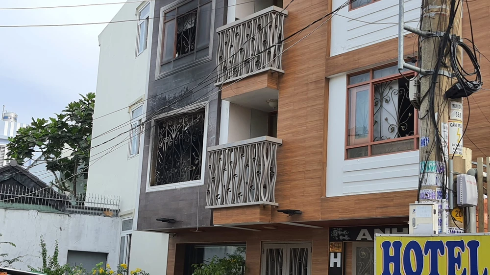 Người đàn ông chết cháy trong phòng khách sạn, cạnh có chai xăng