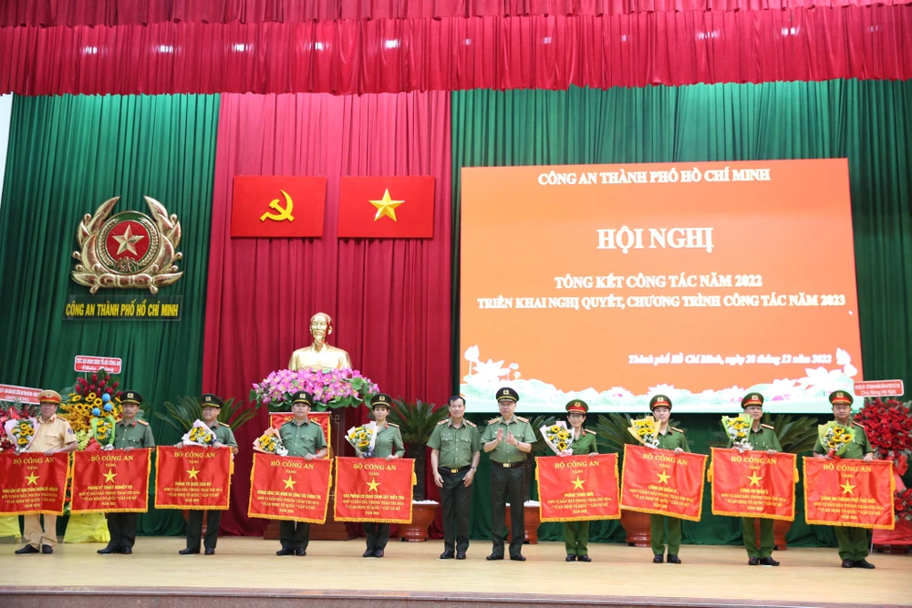 Nhiều đơn vị, cá nhân có thành tích xuất sắc trong công tác cũng được khen thưởng. Ảnh: NT