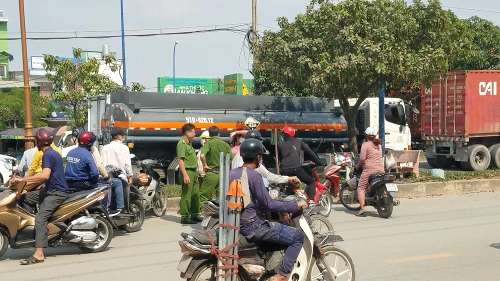 Công an huyện Bình Chánh sau đó khám nghiệm hiện trường, điều tra vụ việc. Ảnh: HT Công an huyện Bình Chánh sau đó khám nghiệm hiện trường, điều tra vụ việc. Ảnh: HT