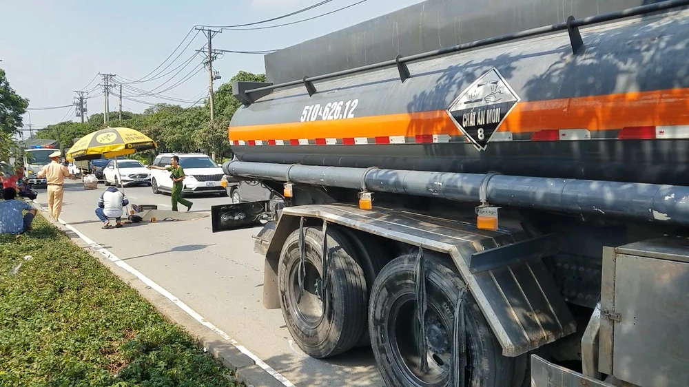 Cụ bà băng qua đường Trần Văn Giàu thì bị xe bồn cán tử vong. Ảnh: HT Cụ bà băng qua đường Trần Văn Giàu thì bị xe bồn cán tử vong. Ảnh: HT