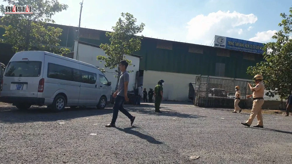 cong-an-kham-xet-trung-tam-dang-kiem-50-14d