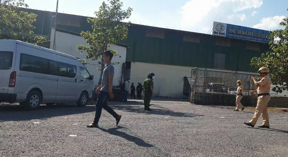 Trước đó, Công an huyện Hóc Môn, TP.HCM cũng khám xét với Trung Tâm Đăng Kiểm 50-14D ở Cụm C1, KCN Khánh Đông, Quốc lộ 22 (xã Xuân Thới Sơn, huyện Hóc Môn). Ảnh: NT