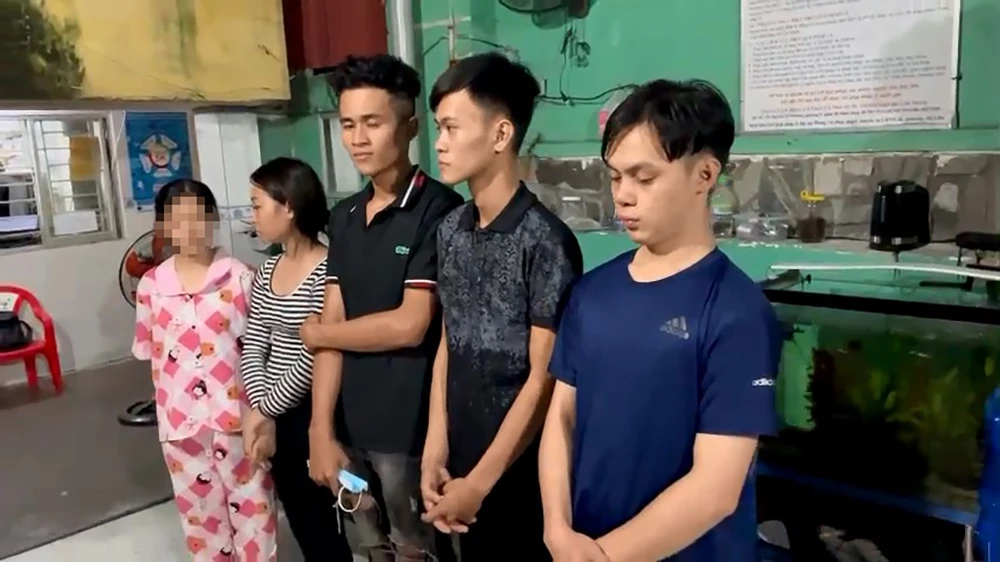 Nhiều thanh niên ‘nhẹ dạ’ bị 2 bạn gái quen qua mạng dàn cảnh cướp dan-canh-cuop-tai-san-tren-mang