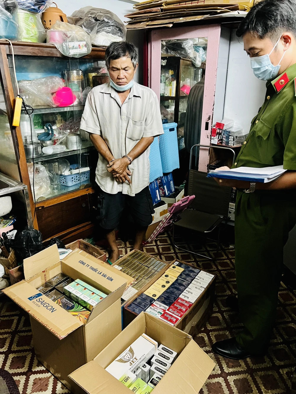 Người đàn ông khai nhận thu gom thuốc lá lậu rồi bán kiếm lời. Ảnh: CA Người đàn ông khai nhận thu gom thuốc lá lậu rồi bán kiếm lời. Ảnh: CA