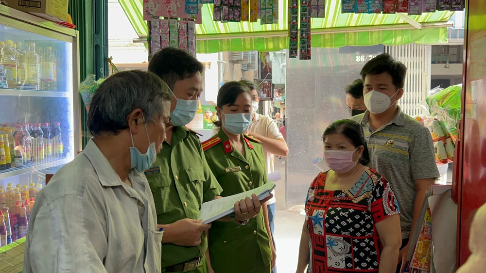 Công an khám xét nơi ở của ông Châu để phục vụ điều tra. Ảnh: CA Công an khám xét nơi ở của ông Châu để phục vụ điều tra. Ảnh: CA