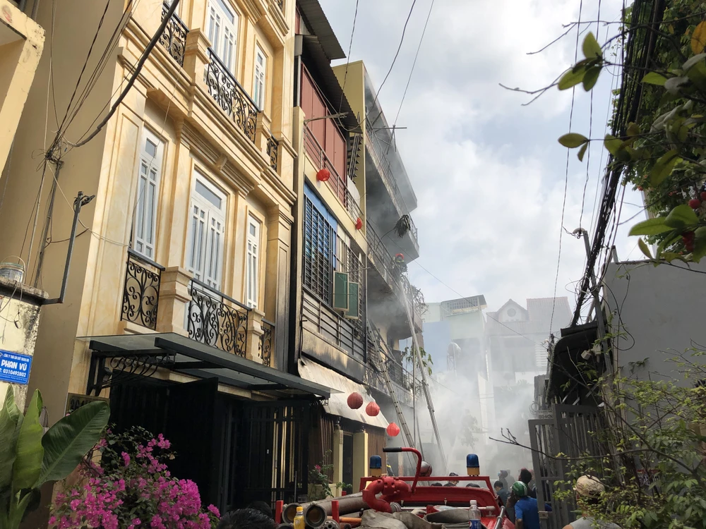 Ngôi nhà chuyên làm giỏ mây tre đan ở quận Gò Vấp bất ngờ bốc cháy dữ dội. Ảnh: HT Ngôi nhà chuyên làm giỏ mây tre đan ở quận Gò Vấp bất ngờ bốc cháy dữ dội. Ảnh: HT