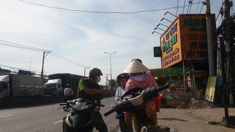 Bị lừa đổi vé số trúng giải, nạn nhân bí mật bám theo thủ phạm, báo công an lua-doi-ve-so-trung-thuong-tt-tan-tuc-binh-chanh