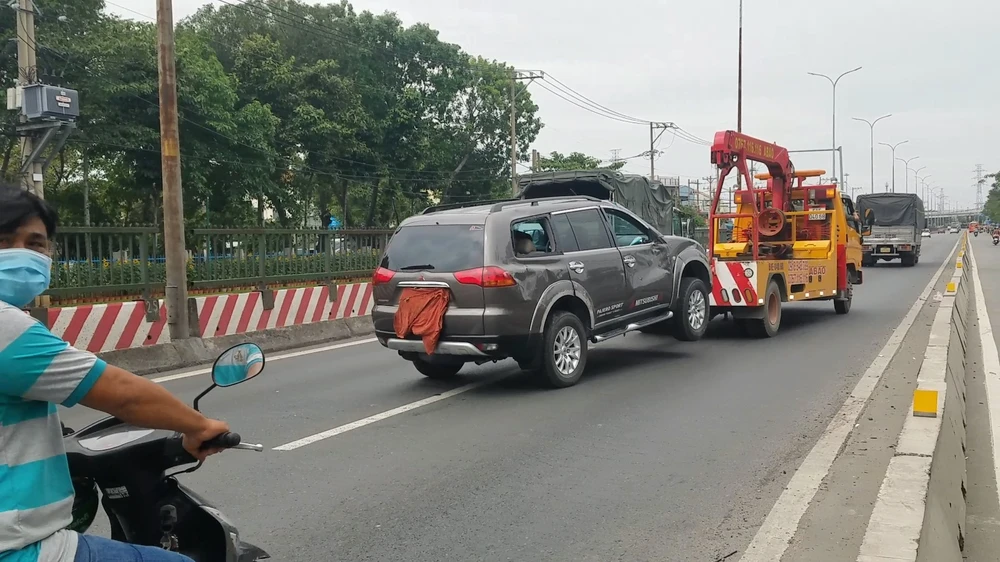 Lực lượng CSGT sau đó xử lý hiện trường, đưa 2 xe khỏi khu vực. Ảnh: HT