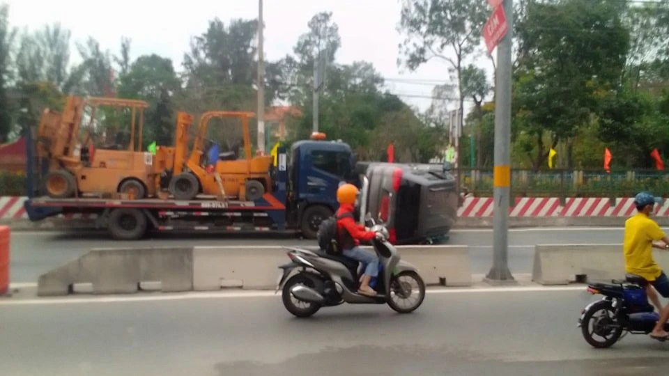 Sau va chạm, chiếc xe 7 chỗ lật ngang giữa đường. Ảnh: HT