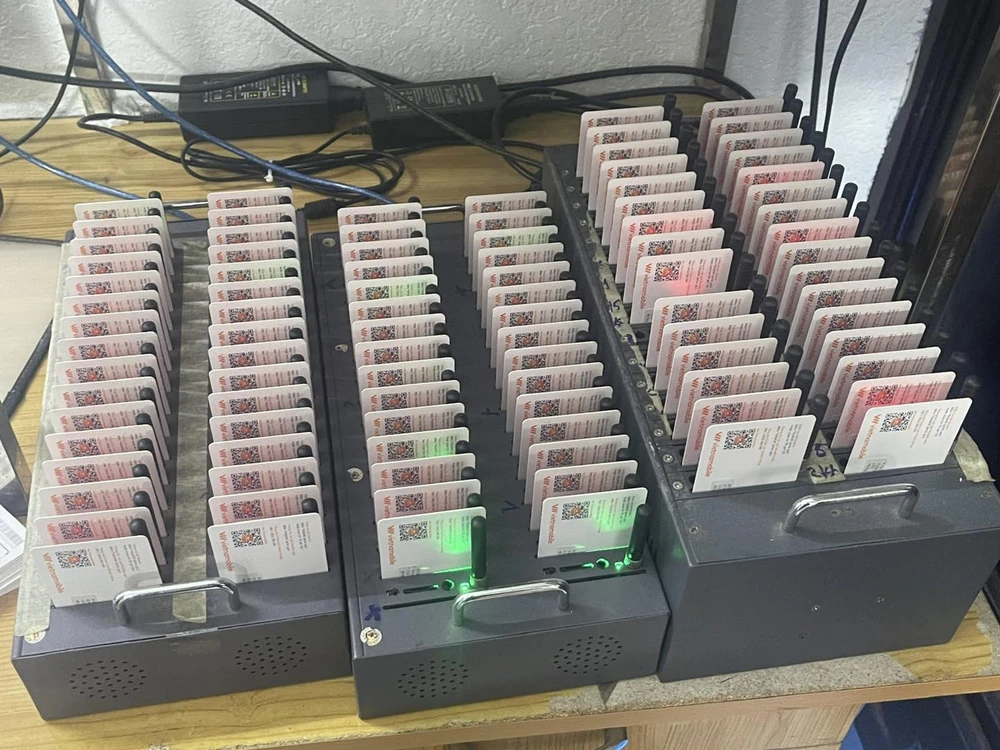 Công an phát hiện số lượng lớn sim rác ở cửa hàng trên địa bàn huyện Bình Chánh. Ảnh: CA