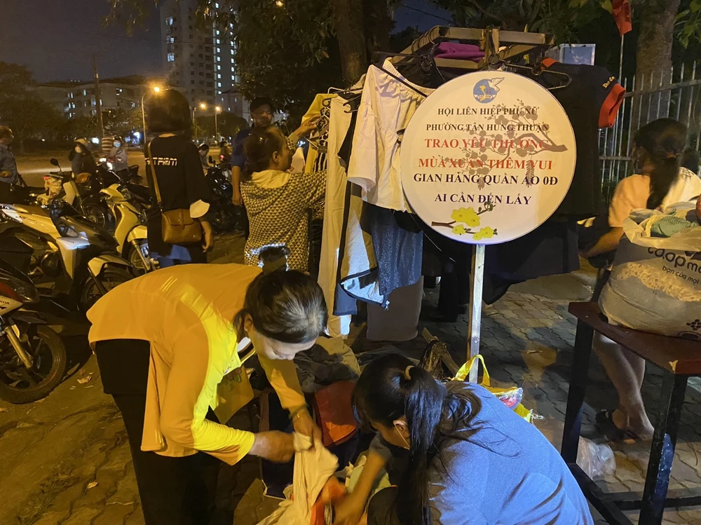 Đây là gian hàng nhận được sự quan tâm, ủng hộ của nhiều người dân.