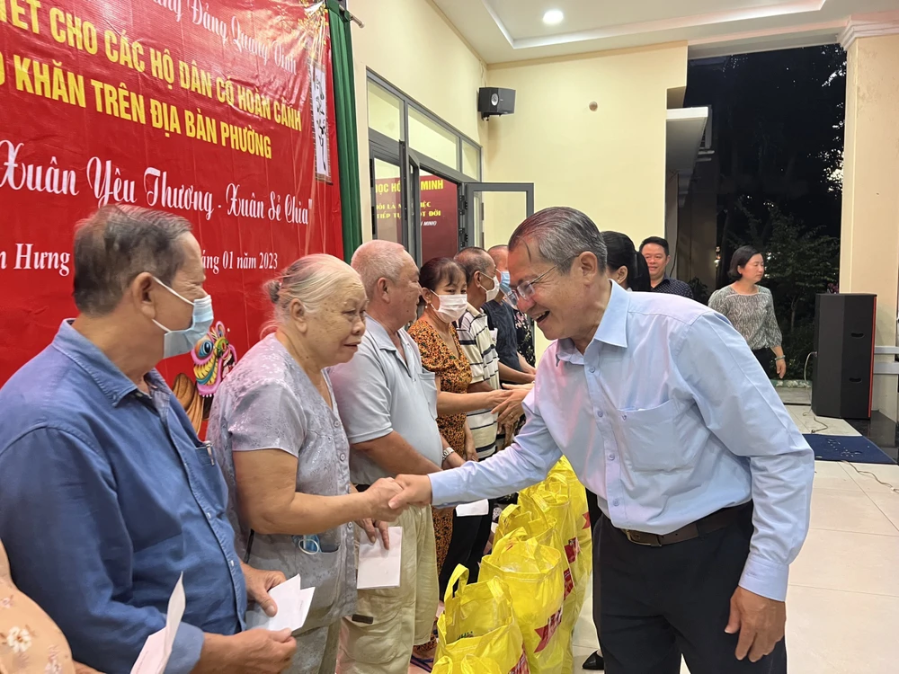 Khoảng 400 phần quà được trao tận tay cho những người dân có hoàn cảnh khó khăn trên địa bàn phường.