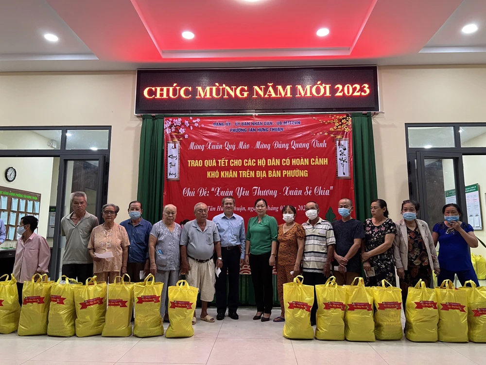 Trong chiều, tối ngày 13-1, Đảng ủy, UBND, UBMTTQVN phường Tân Hưng Thuận, quận 12, TP.HCM đã tổ chức nhiều hoạt động chăm lo cho người dân nghèo khó khăn, công nhân, người lao động ở trọ khó khăn, không có điều kiện về quê ăn Tết trên địa bàn.