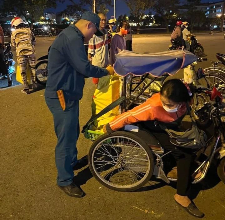 Từng phần quà được trao gửi với sự quan tâm của Đảng ủy, UBND, UBMTTQVN Phường Tân Hưng Thuận.