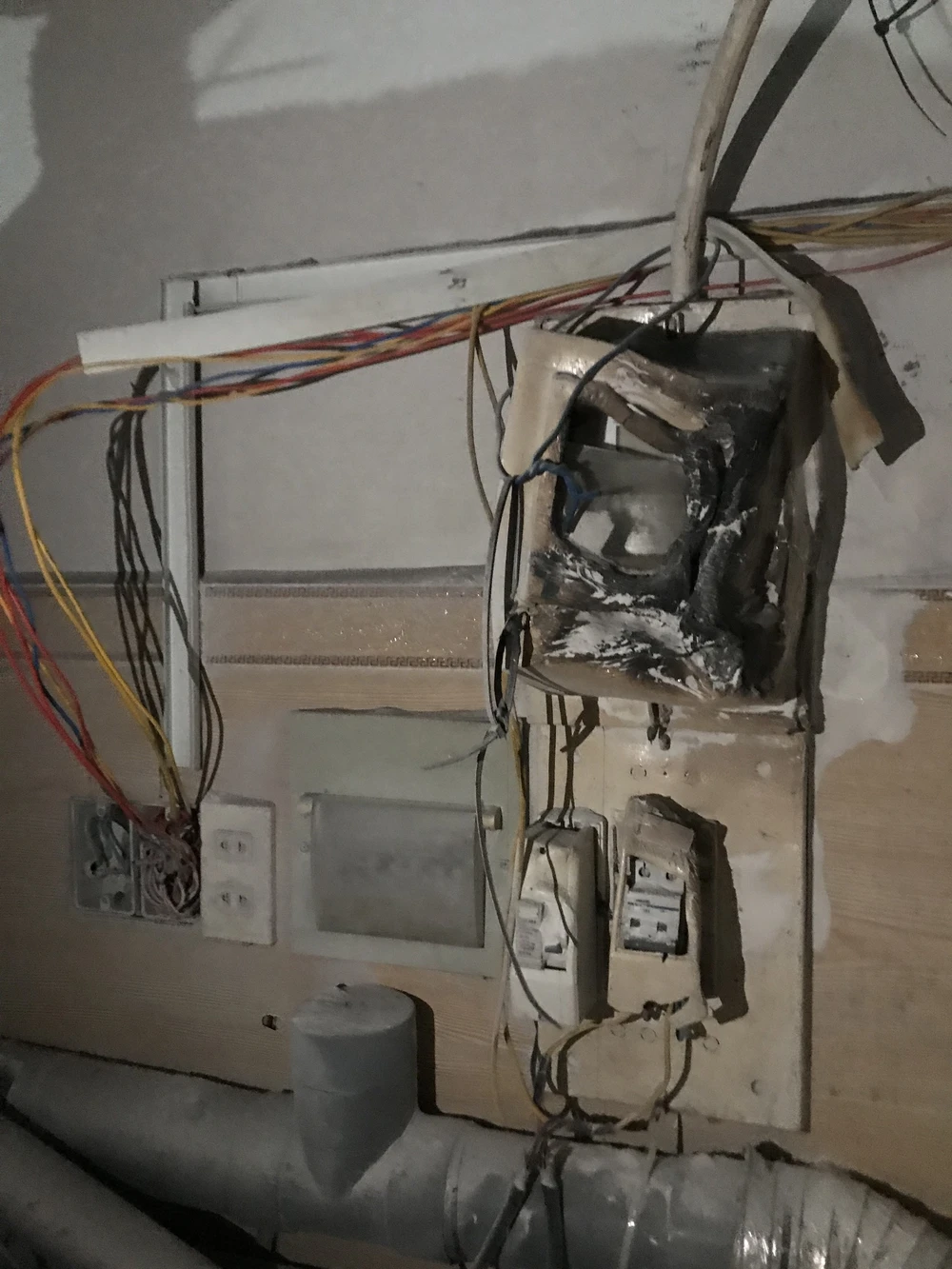 Lửa xuất phát từ khu vực ổ điện. Ảnh: PC07