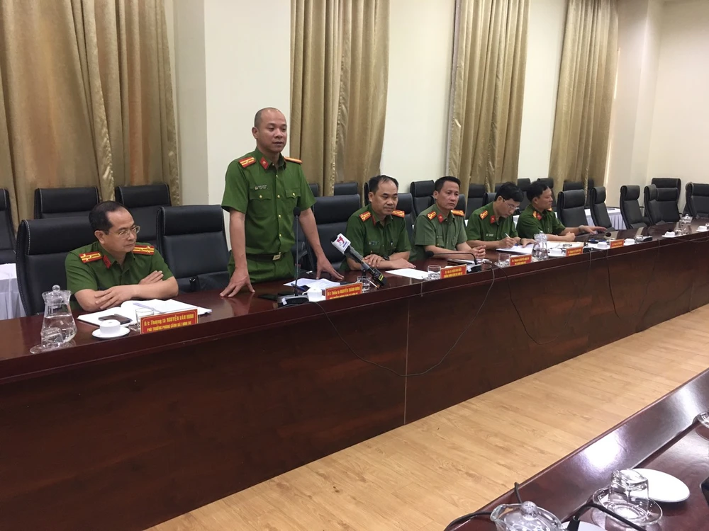 Thiếu tá Nguyễn Thành Hưng, Phó Phòng Cảnh sát Hình sự cung cấp các thông tin liên quan đến vụ án. Ảnh: CA