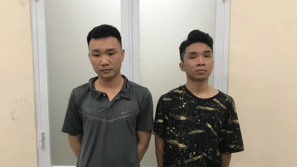 Lê Hoàng Minh (bên trái) và Cấu Trọng Duy tại cơ quan điều tra. Ảnh: CA