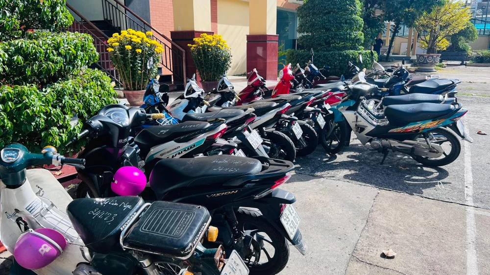 Các xe máy tang vật bị công an đưa về trụ sở làm rõ. Ảnh: CA Các xe máy tang vật bị công an đưa về trụ sở làm rõ. Ảnh: CA