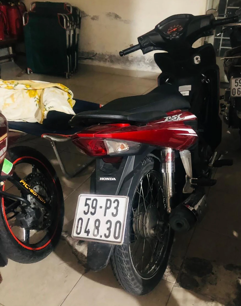 Chiếc xe máy tang vật cũng được công an thu hồi. Ảnh: CA