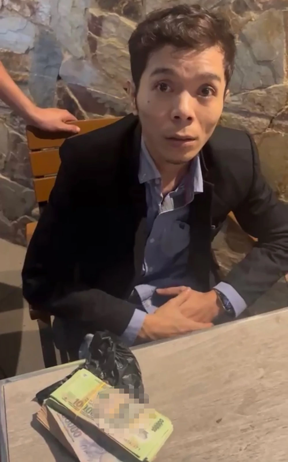 Hùng bị bắt quả tang khi cưỡng đoạt số tiền 30 triệu đồng của một phụ nữ quốc tịch Mỹ. Ảnh: CA