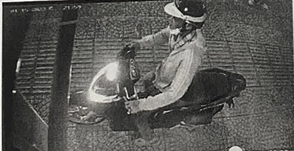 Hình ảnh nam thanh niên hủy hoại màn hình cây ATM được camera an ninh ghi lại. Ảnh: CA