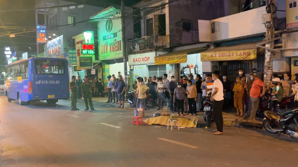 Sau va chạm, người đàn ông ngã xuống đường và bị xe buýt cán phải, tử vong tại chỗ. Ảnh: HT Sau va chạm, người đàn ông ngã xuống đường và bị xe buýt cán phải, tử vong tại chỗ. Ảnh: HT