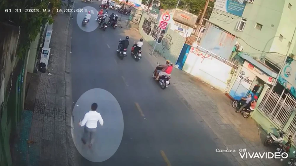 Nạn nhân chạy bộ đuổi theo nhưng kẻ cướp đã chạy rất xa với tốc độ cao. Ảnh chụp từ clip Nạn nhân chạy bộ đuổi theo nhưng kẻ cướp đã chạy rất xa với tốc độ cao. Ảnh chụp từ clip