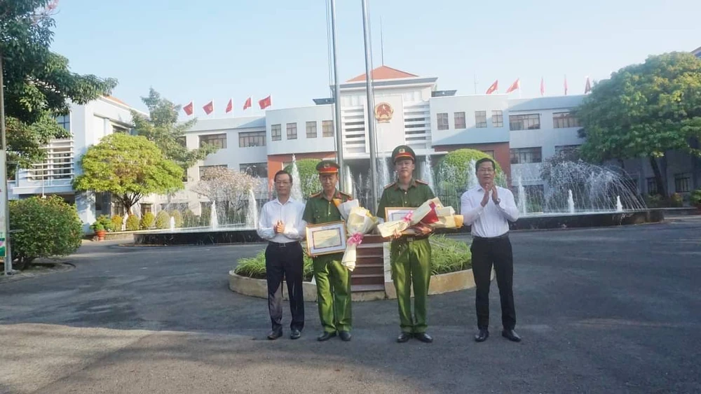 UBND quận 12 đã khen thưởng cho các đơn vị tham gia phá án vụ trộm 100 lượng vàng. Ảnh: HT