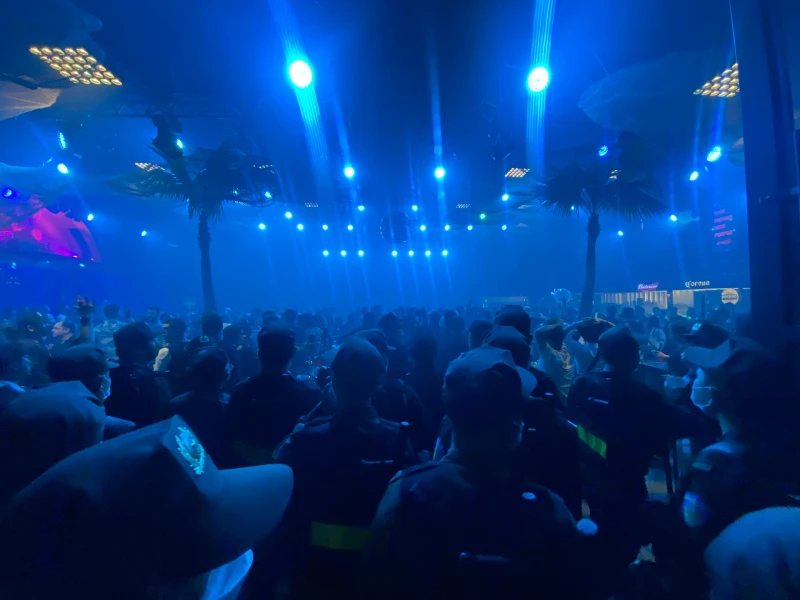 Công an đưa hơn 400 người tại cơ sở kinh doanh này về trụ sở để làm rõ. Ảnh công an cung cấp