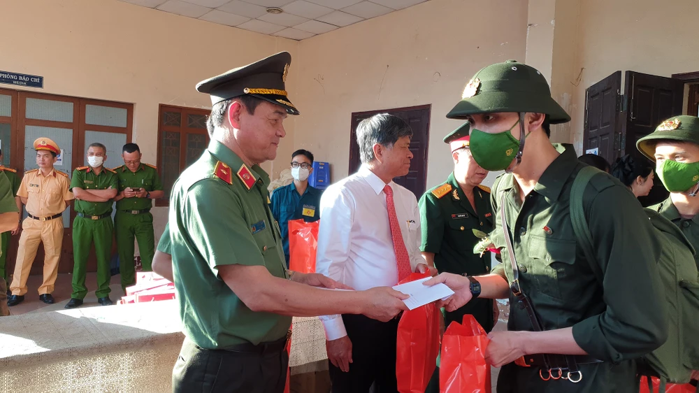 Thiếu tướng Lê Hồng Nam, Giám đốc Công an TP.HCM, tặng quà cho các tân binh lên đường nhập ngũ.