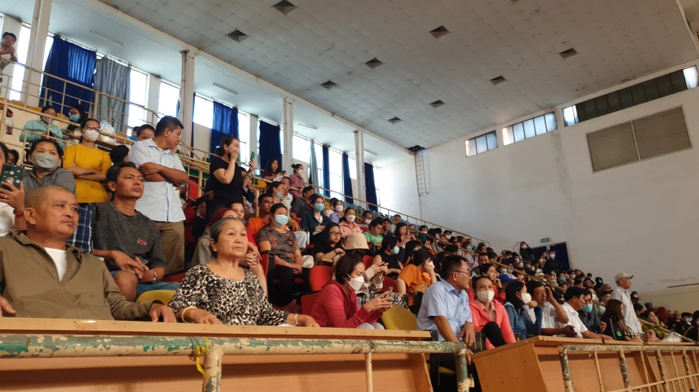 Nhiều người thân, gia đình của các thanh niên lên đường nhập ngũ cũng có mặt tại buổi lễ để tiễn các tân binh.