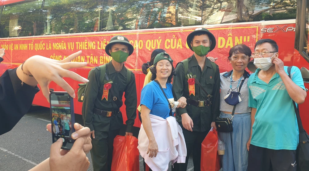 Những bức hình kỷ niệm cũng được người thân, gia đình các tân binh ghi lại.