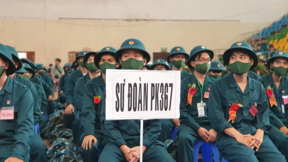 Lãnh đạo UBND quận Tân Bình cũng đề nghị các cấp ủy Đảng, chính quyền, Mặt trận và các hội, đoàn thể cùng Nhân dân trong quận tiếp tục thực hiện tốt chính sách hậu phương quân đội, tạo điều kiện cho các thanh niên yên tâm, phấn khởi lên đường hoàn thành tốt nhiệm vụ mà Đảng, Quân đội, Công an và Nhân dân giao phó.