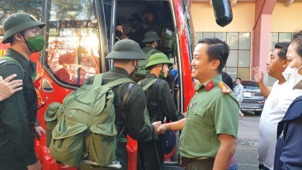 Các đơn vị giao nhận quân thực hiện đón, đưa các tân binh lên đường.