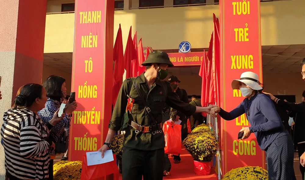 Người thân tới bắt tay tiễn các tân binh lên đường.