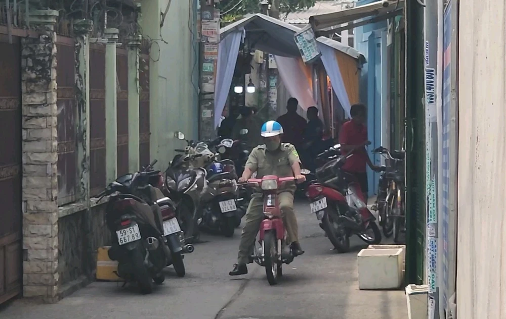 Vụ việc xảy ra tại con hẻm trên đường ĐHT08 khiến hai người tử vong. Ảnh: HT Vụ việc xảy ra tại con hẻm trên đường ĐHT08 khiến hai người tử vong. Ảnh: HT