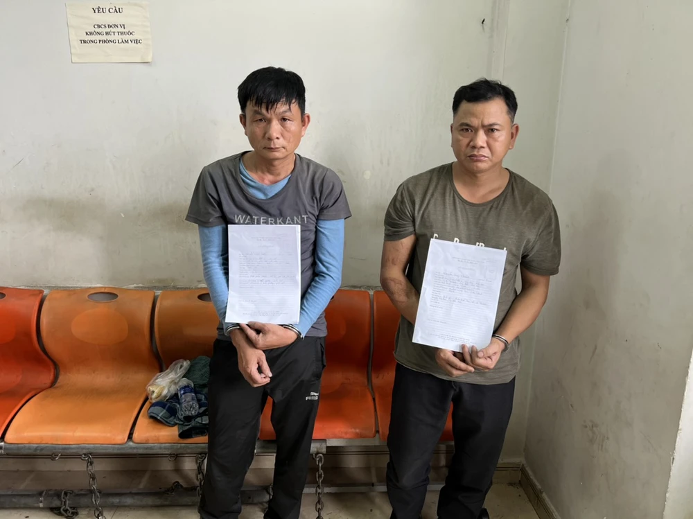 Triều và Khánh tại cơ quan công an. Ảnh: CA