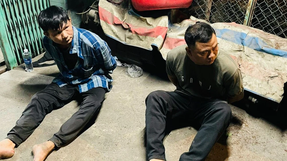 Công an phát hiện hai người đàn ông cùng số lượng lớn xác chó và dụng cụ chích điện trên địa bàn huyện Bình Chánh. Ảnh: CA