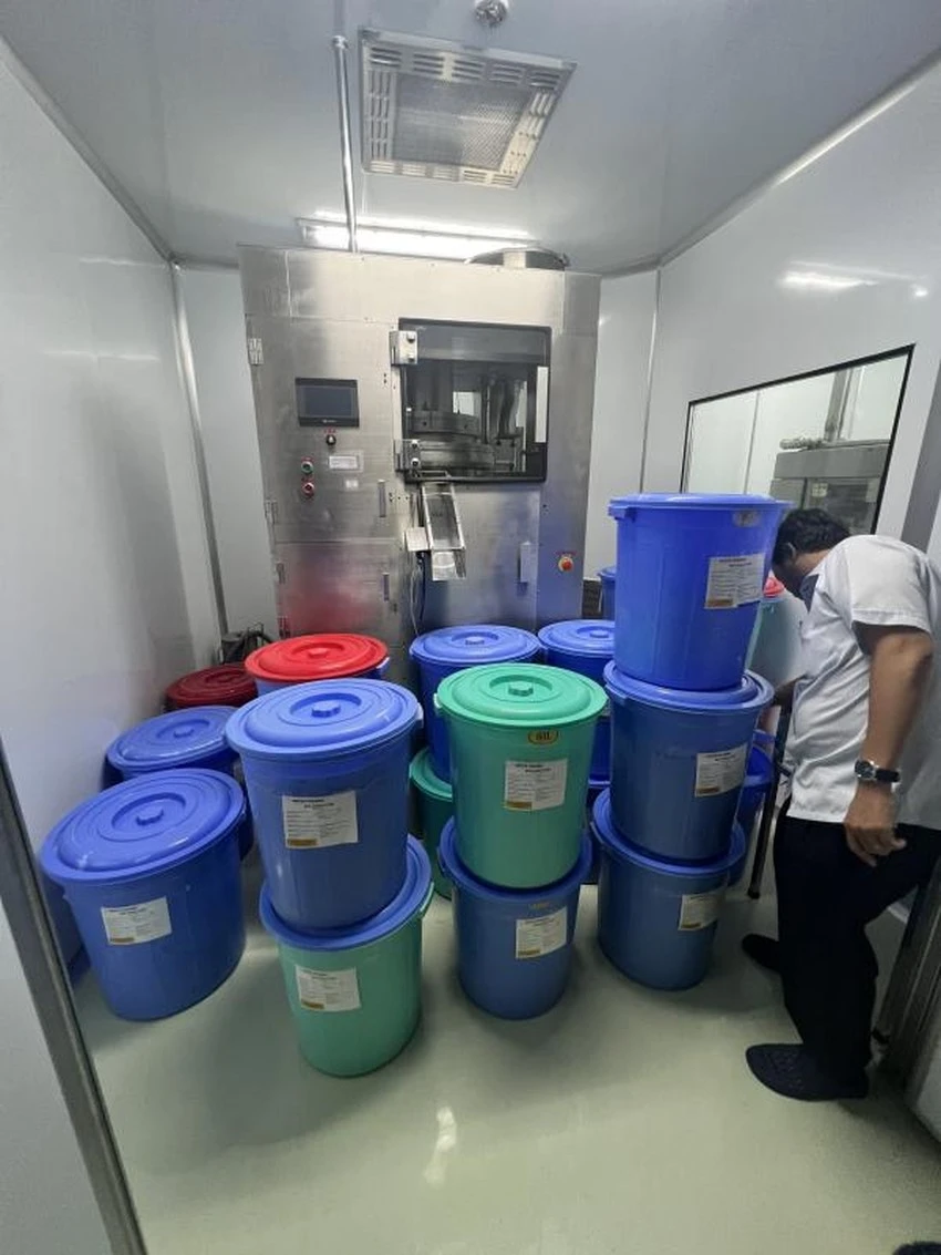 Một số lượng lớn thuốc tân dược giả được phát hiện. Ảnh: CA