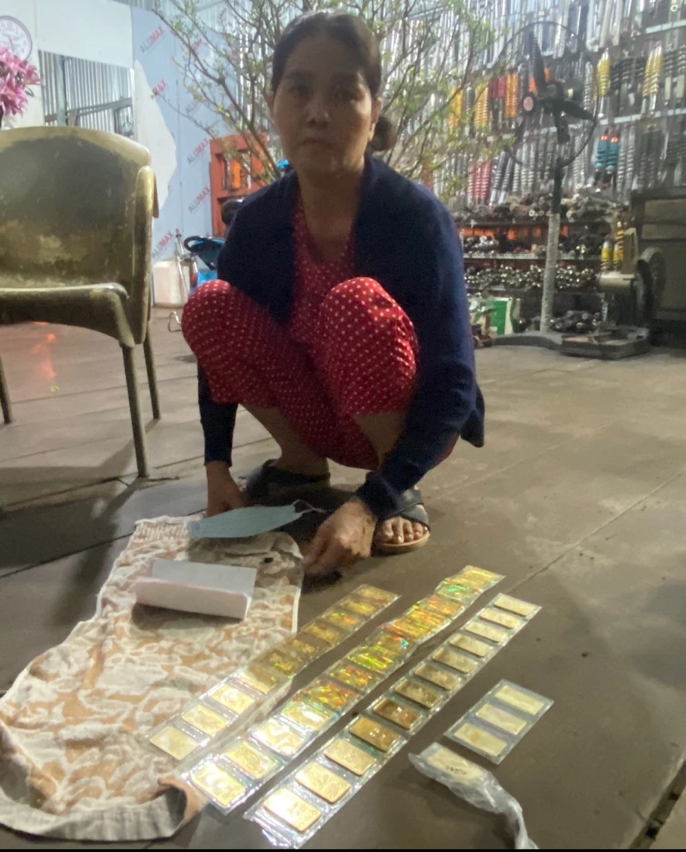 Người phụ nữ khai nhận việc trộm cắp là do nợ tiền ở quê. Ảnh: CA