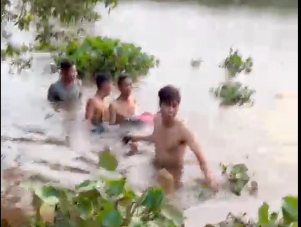 Thi thể hai mẹ con sau đó được người dân tìm thấy. Ảnh: HT