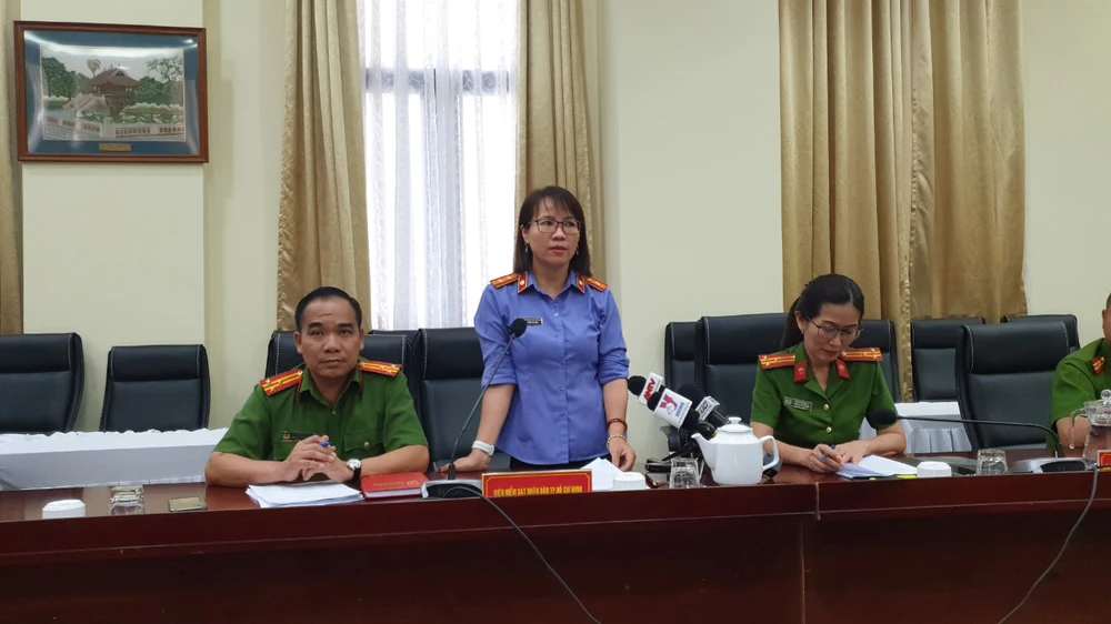 Đại diện VKS cho biết cơ quan điều tra đã khởi tố đúng quy định của pháp luật. Ảnh: NT