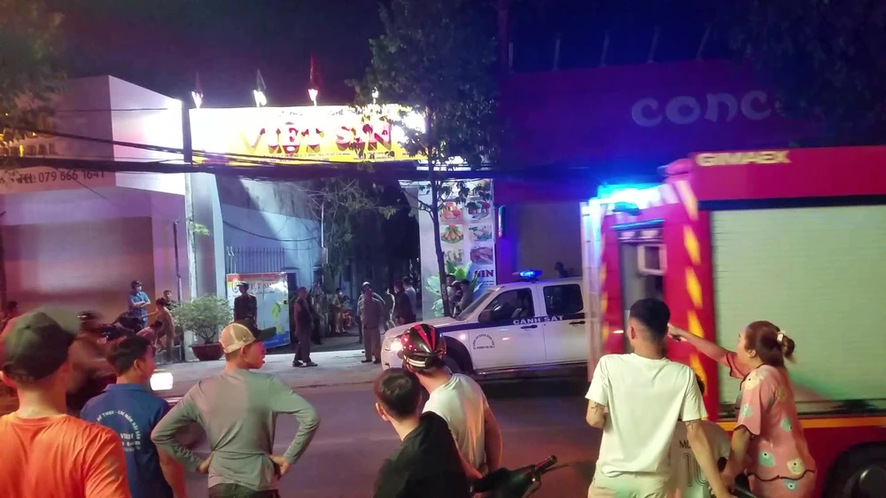 Công an sau đó phong tỏa hiện trường, lên phương án khống chế nam thanh niên nghi ngáo đá. Ảnh: HT