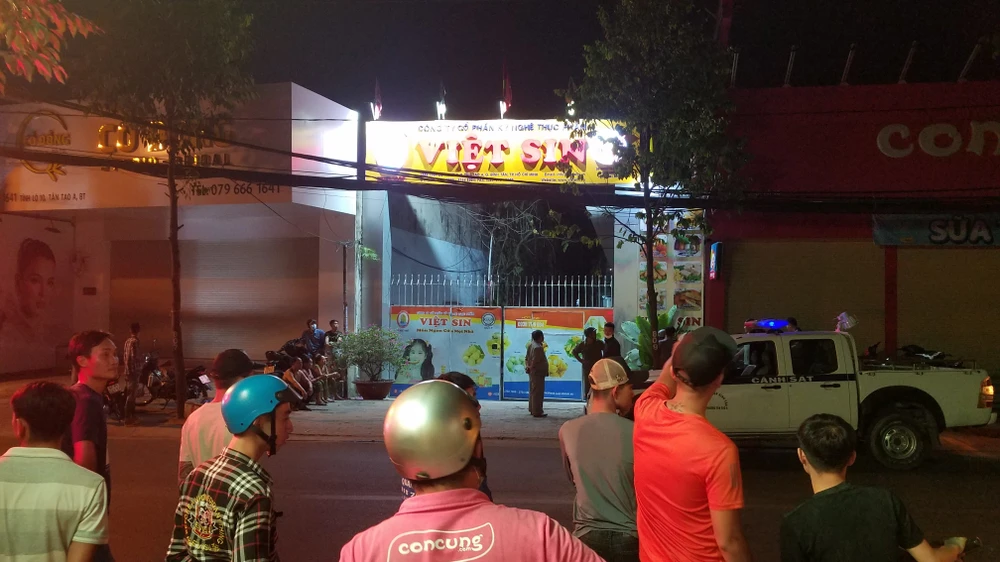 Đến rạng sáng ngày 18-2, nam thanh niên đã bị khống chế. Ảnh: HT