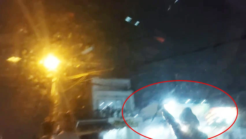 Trong số này có cả một thanh niên cầm hung khí đập vào xe ô tô. Ảnh: NDCC