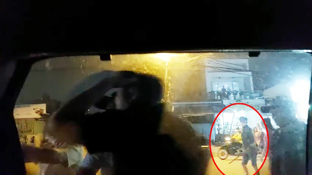 Trong số này, có người mang theo hung khí. Ảnh: NDCC Trong số này, có người mang theo hung khí. Ảnh: NDCC