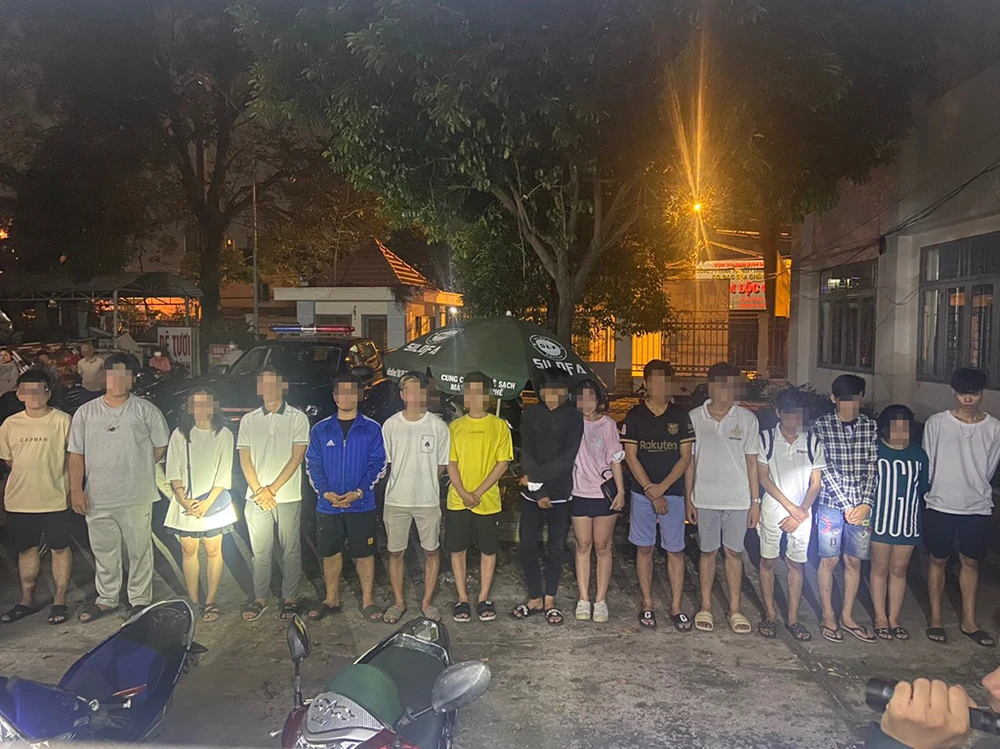 Tổ 363 phát hiện, phối hợp với Công an huyện Hóc Môn đưa nhiều người có dấu hiệu đánh bạc về trụ sở. Ảnh: CA